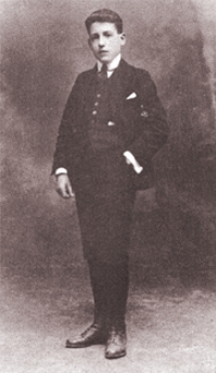 Ramiro Ledesma Ramos a los quince años. La fotografía está dedicada “A mis queridos padres y hermanos como recuerdo de la aprobación del examen previo”, 26-04-1920.